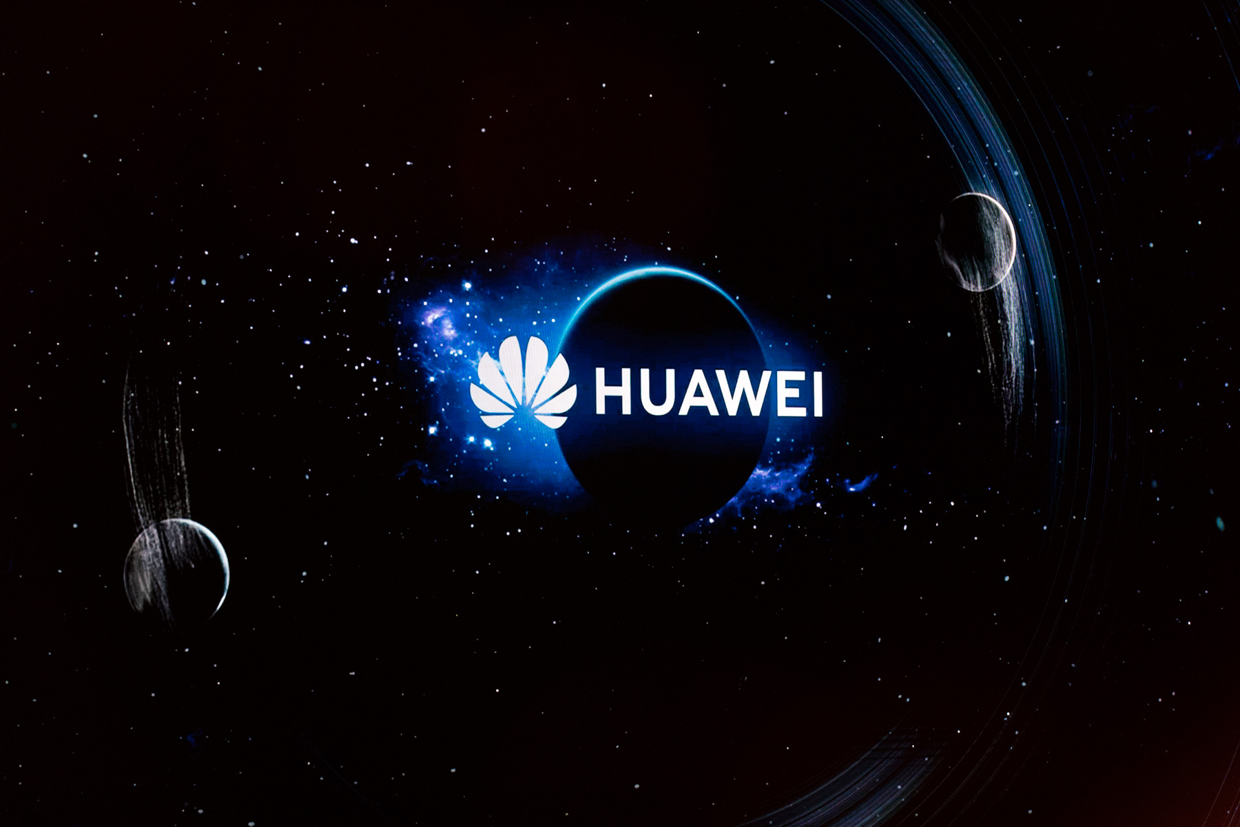 Ict Business Huawei Predstavio Novi Preklopni Pametni Telefon Prijenosna Ra Unala Tablet I